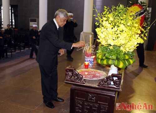 Đồng chí Lê Khả Phiêu, nguyên Tổng Bí thư Đảng Cộng sản Việt Nam đến dự lễ tang nhà báo Nguyễn Thanh Phong