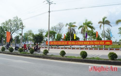 Trước cổng đài tưởng niệm 