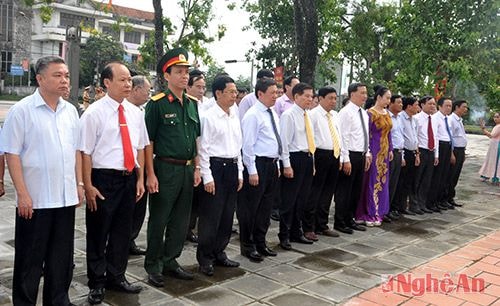 Đoàn đại biểu Trung ương, các đồng chí  lãnh đạo tỉnh tưởng niệm các anh hùng liệt sỹ Xô viết Nghệ Tĩnh  tại Tượng đài tưởng niệm các anh 