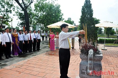 Đồng chí Nguyễn Minh Triết- Nguyên Ủy viên Bộ Chính trị, nguyên Chủ tịch nước dâng hương tưởng niệm các anh hùng liệt sỹ Xô viết Nghệ Tĩnh.