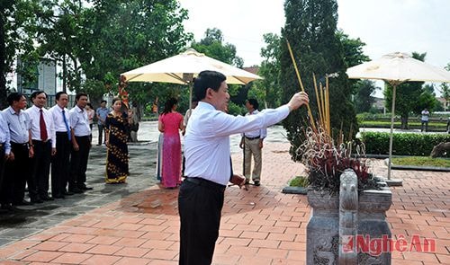 Đồng chí Hồ Đức Phớ c- Bí thư Tỉnh ủy dâng hương, dâng hoa tưởng niệm các anh hùng liệt sỹ Xô viết Nghệ Tĩnh