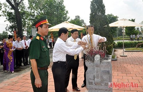 Các đồng chí lãnh đạo tỉnh dâng hương tưởng niệm các anh hùng liệt sỹ tại phần Mộ các AHLS Xô viết Nghệ Tĩnh