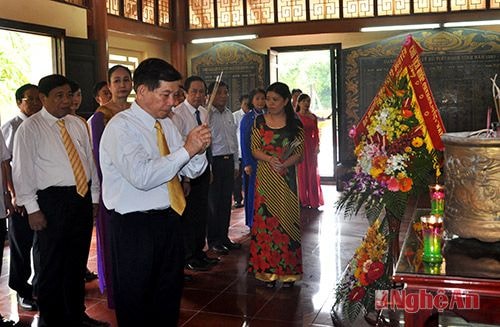 Đồng chí Nguyễn Minh Triết- Nguyên Ủy viên Bộ Chính trị, nguyên Chủ tịch nước dâng hương tưởng niệm các anh hùng liệt sỹ Xô viết Nghệ Tĩnh.