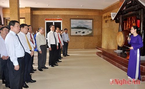 Đại biểu nghe thuyết minh về 