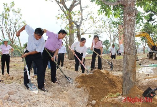 Cán bộ, phóng viên, nhân viên Báo Nghệ An trồng cây lưu niệm trong khuôn viên khu di tích