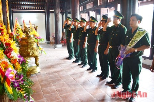 Cán bộ chiến sỹ Bộ đội biên phòng tỉnh dâng hoa dâng hương tại đài tưởng niệm các liệt sỹ Xô viết Nghệ Tĩnh