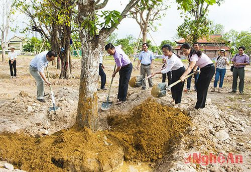 Cán bộ , phóng viên Báo Nghệ An trồng cây cung tiến tại khu di tích lịch sử 12-9