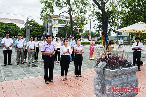 Đoàn đại biểu Báo Nghệ An đang hương tri ân các liệt sỹ xô viết 30-31 tai khu mộ và đện thờ các liệt sỹ  ở khu di tích lịch sử Xô viết Nghệ Tĩnh