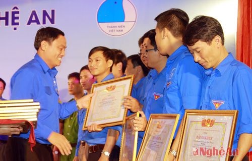 Đồng chí Phạm Ngọc Cảnh- Phó Bí thư Tỉnh đoàn trao