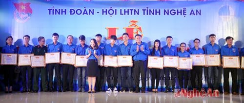 Đại diện Tỉnh đoàn trao bằng khen của Trung ương Đoàn cho cá nhân