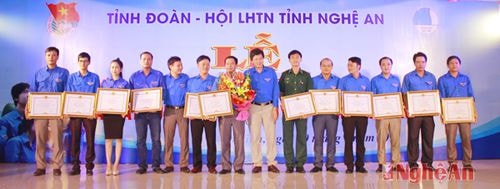 Đồng chí Nguyễn Đình Hùng- Bí thư Tỉnh đoàn trao Bằng khen của UBND tỉnh