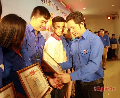 Đồng chí Dương Hoàng Vũ- Phó Bí thư Tỉnh đoàn trao giấy khen của