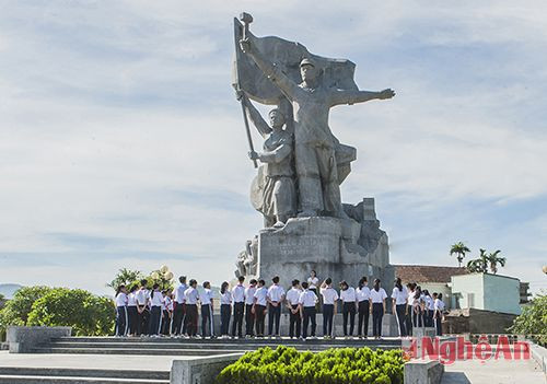 Tượng đài Trường Thi - Bến Thủy nơi giáo dục truyền thống cho các thể hệ hôm nay và mai sau