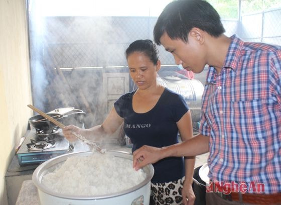 Giờ thì ở hầu khắp các trường đã có bếp ăn và có cấp dường. Cô cấp dưỡng này ở Trường THCS Châu Khê (Con Cuông).