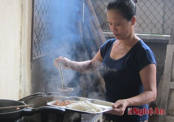 ... Cơm, thịt, canh được cô cấp dưỡng múc ra từng chiếc khay i nox sáng bóng.