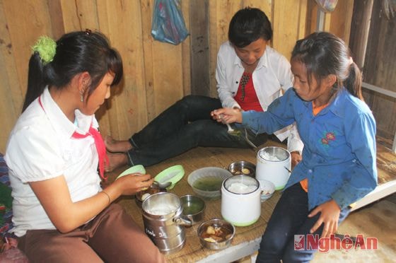 Cũng tương tự như vậy, các học sinh nữ đưa khẩu phần của mình về ăn tại nơi ở.
