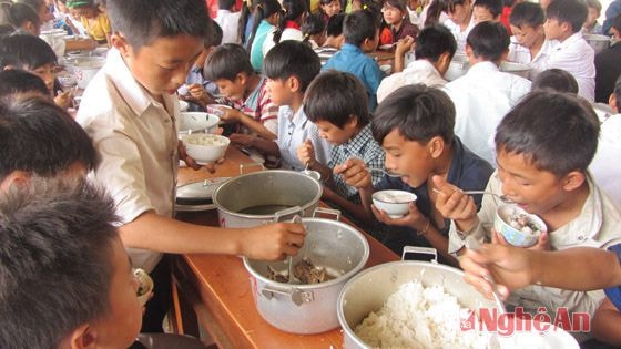 Các cháu nam thường tập trung ngồi từng bàn theo lớp.