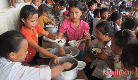 Với các cháu nữ, ở cùng bản thì tập trung ngồi cùng nhau.