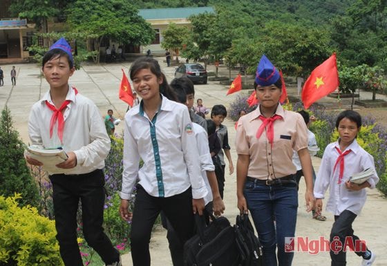 Có thể khẳng định, với sự hỗ trợ gạo, tiền theo các Quyết định 36, 85... của Chính phủ, học sinh vùng cao đã có những bữa ăn đảm bảo dinh dưỡng. Với các em bây giờ, ngày đến trường thực sự là những ngày vui...