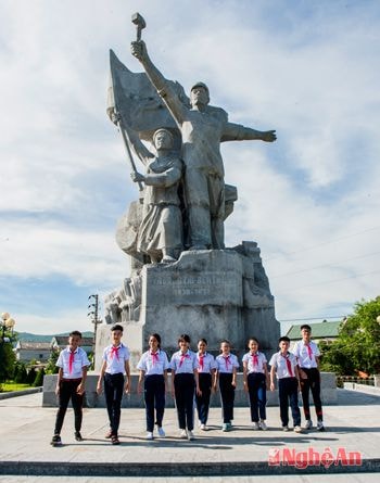 Tượng đài Xô viết Nghệ Tĩnh.Ảnh: M.Y