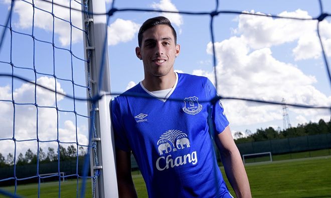 Ramiro Funes Mori (Everton): Đối thủ Chelsea là Everton cũng hào hứng chờ màn ra mắt của một hậu vệ khác, Mori - bản hợp đồng trị giá 14,6 triệu đôla từ River Plate vào ngày cuối phiên chợ hè. Đây là khoản phí lớn nhất mà đội chủ sân Goodison Park bỏ ra cho một hậu vệ.