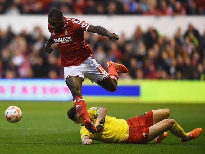 Michail Antonio (West Ham United): West Ham là đội tích cực mua sắm nhất về cuối phiên chợ hè, mượn Victor Moses, Alex Song, mua đứt Nikica Jelavic. Tuy nhiên, tân binh được chờ đợi hơn cả của họ là cầu thủ đá cánh giàu tốc độ Antonio. West Ham phải chi tới 10,8 triệu đôla để rước anh về từ Nottingham Forrest, nơi Antonio gây ấn tượng mạnh ở giải Hạng nhất, góp phần quyết định vào 34 bàn (ghi 19 bàn, kiến tạo 15 bàn). Bốn trong số này đến trong ít trận đầu mùa giải 2015-2016, ngay trước thời điểm Antonio sang West Ham.