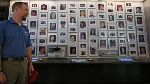 Bức tường gắn ảnh và tên tuổi các nạn nhân và phi hành đoàn trên chuyến bay 93