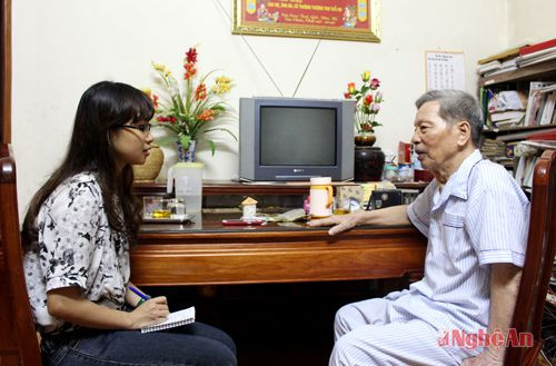 Cụ Trần Văn Diệu trò chuyện với phóng viên Báo Nghệ An.