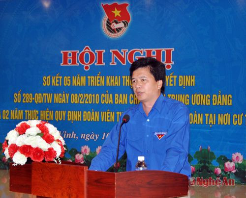 Đồng chí Nguyễn Đình Hùng- Bí thư Tỉnh đoàn trao đổi những kiến nghị của cán bộ Đoàn.