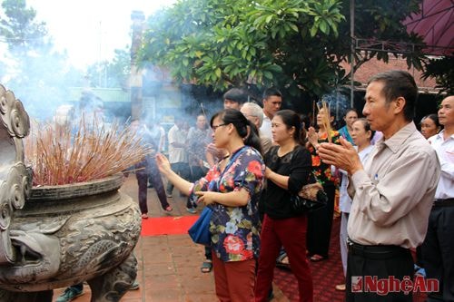 Với nhiều người dân, đây còn là dịp để cầu nguyện cho quốc thái dân an, cầu cho gia đình ấm no, hạnh phúc 