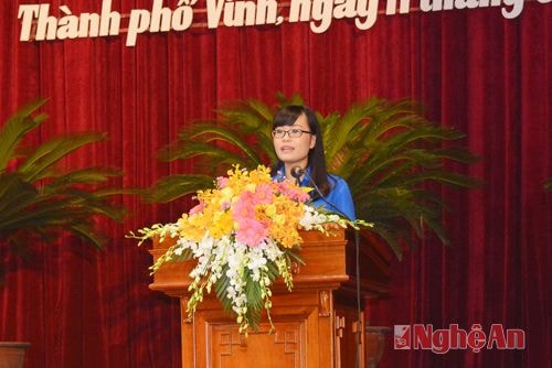 Sinh viên Trường Đại học Vinh Phan Thị Quỳnh Trang thay mặt tuổi trẻ tỉnh nhà nguyện hứa sẽ nỗ lực phấn đấu trong học tập, nghiên cứu để xứng đáng với sự hy sinh to lớn của các anh hùng liệt sỹ trong cao trào Xô viết Nghệ Tĩnh.