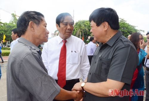 Đồng chí Nguyễn Thế Kỷ vui mừng gặp lại bạn hữu.