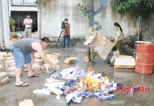 Tiêu hủy thuốc lá nhập lậu bằng hình thức đốt