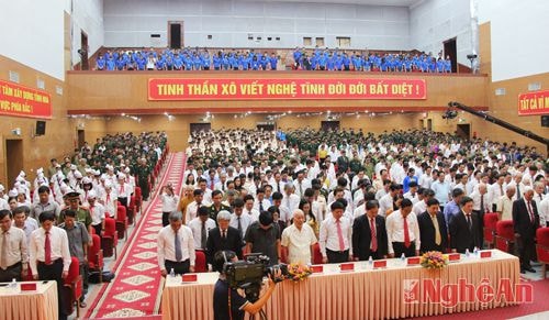 Các đại biểu  thành kính làm lễ tưởng niệm các anh hùng liệt sỹ.