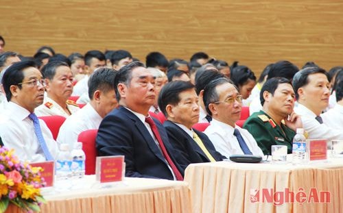 Các đồng chí Lê Hồng Anh, Nguyễn Minh Triết và lãnh đạo