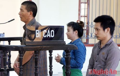 các bị cáo trong đường dây mua bán, vận chuyển 32 bánh cần sa tại phiên tòa xét xử