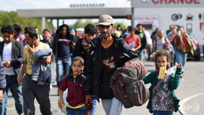 Người di cư ồ ạt vượt qua biên giới giữa Hungary và Áo - Ảnh: AFP