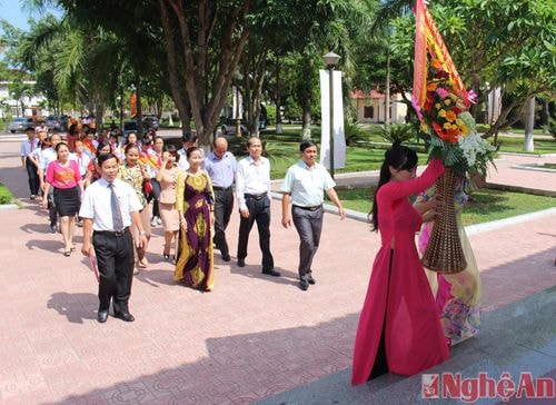 Đoàn đại biểu các sở, ngành, giáo viên và học sinh dâng hoa tại nhà tưởng niệm Xô Viết Nghệ Tĩnh.