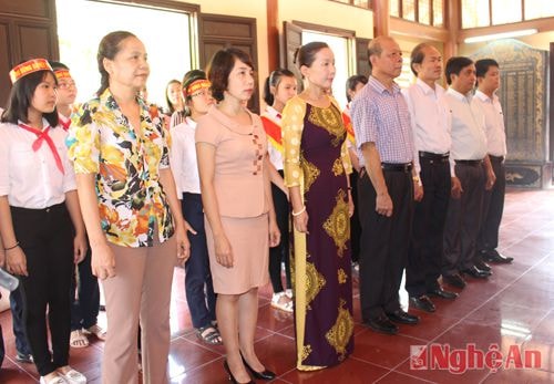 Nghiêm trang làm lễ tưởng niệm, tri ân công lao của các anh hùng, liệt sỹ.