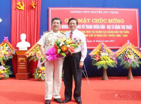 Đồng chí Lê Doãn Hợp chúc mừng anh hùng Đặng Thọ Truật.