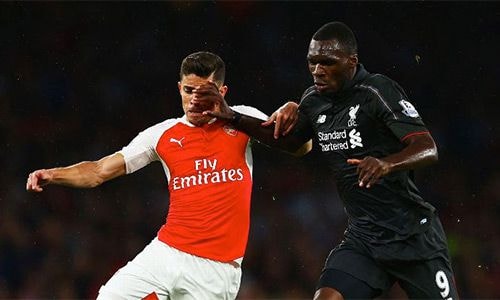 Liverpool cần Benteke (áo đen) lấy lại cảm hứng, sự nhạy bén trên tuyến đầu để tìm kiếm bàn thắng tại Old Trafford hôm nay. Ảnh: Sky.