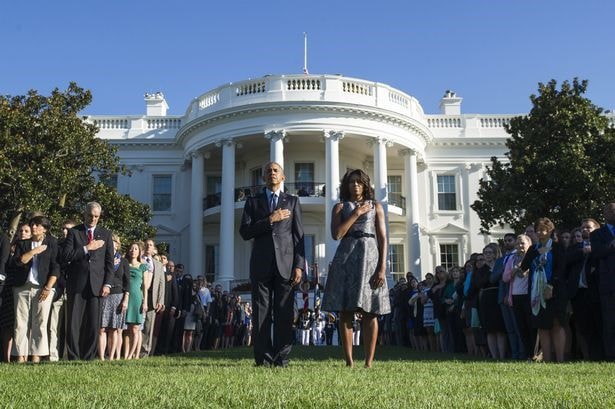 Tổng thống Mỹ Barack Obama cùng phu nhân và nhân viên của Nhà Trắng tưởng niệm nạn nhân vụ khủng bố 11/9. Ảnh: mirror.co.uk