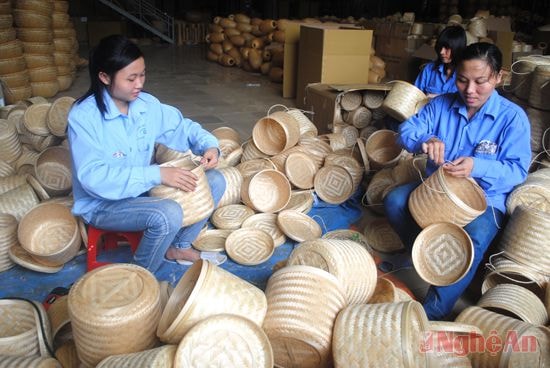 Công nhân làm việc tại Công ty TNHH Đức Phong. Ảnh: Q.L