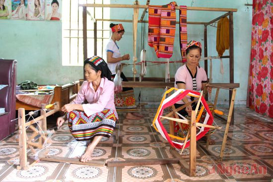 Chị Lương Thị Ỏn cùng chị em bản Nưa hoàn thiện sản phẩm dệt thổ cẩm.