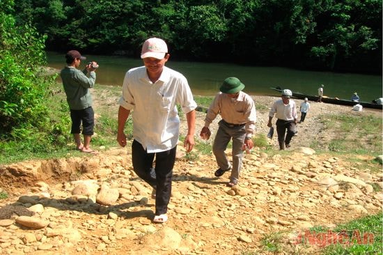 Giáo viên Trường THCS Môn Sơn đi vận động học sinh Đan Lai đến trường.