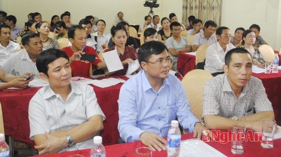 Các học viên đang chăm chú lắng nghe tại lớp học