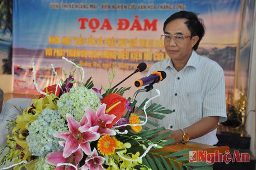 Ông Đoàn Hồng Vũ - Tỉnh ủy viên, Bí thư Thị xã Hoàng Mai phát biểu chỉ đạo buổi tọa đàm.