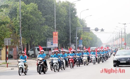 Đông đảo học sinh, sinh viên trên địa bàn thành phố Vinh đã tham gia diễu hành hưởng ứng Tháng hành động ATGT năm 2015