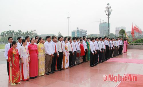 Cán bộ, CNV Công ty CP đầu tư phát triển cao su dâng hương tại Quảng trường Hồ Chí Minh