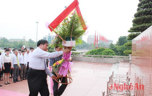 Lãnh đạo Công ty CP đầu tư phát triển cao su Nghệ An dâng lẵng hoa trước tượng đài Hồ Chí Minh